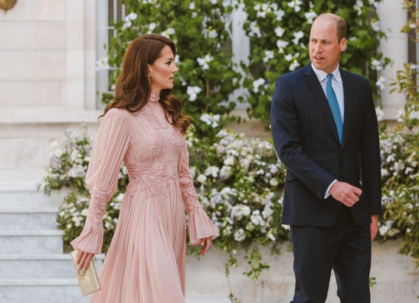 Ослепляют красотой: самые модные наряды королевских особ в 2023 году, которые навсегда войдут в историю